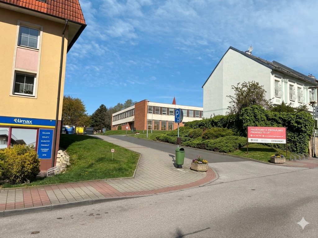 Pohled z ulice na dům, ve kterém je Pilates studio Jičín.
